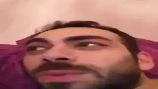 الرجل التركي بالإصبع فتاته