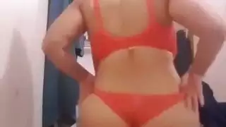 الحجاب العربي الناضج يظهر التعري