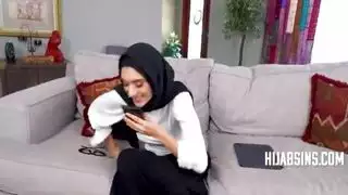 يتم ملاحظة فتاة الحجاب بواسطة