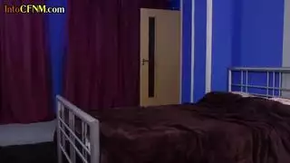ذكر عاري يوجه شقراء تبلغ من العمر 20 عامًا بالكعب العالي بأسلوب جماع الدبر