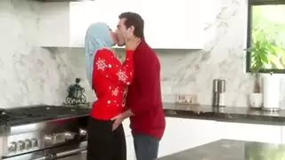 الاحتفال بعيد الميلاد من قبل المراهقين سخيف في الحجاب