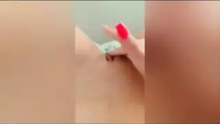عشيقة البالغة من العمر عامًا ترضي رغباتها في النشوة الجنسية