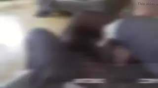 انطونيو يبول على ديوث وزوجته ويدعس على راسه