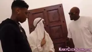 زوجة عربية تمتص قضيب أسود