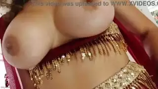 فتاة عربية تريد يديها في مؤخرتها