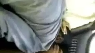 فتاة هندية تعرض كسها الساخن مقابل توصيلة و تتناك في السيارة