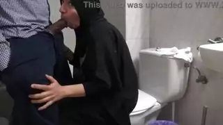 زوجة من الديوث المسلم التركي قرنية تمارس الجنس في مرحاض عام مع مهاجر أفريقي