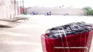 الأبنوس تمتص في الأماكن العامة