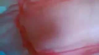 مفيش امتع من الاحمر الشفاف على جسم اللبوه اللى بتهيج جوزها المسافر بعرض نيك
