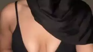 ندف الحجاب منفردا • فتاة مسلمة تستحوذ على صدرها العربي مثل وقحة سيئة جائعة للثدي