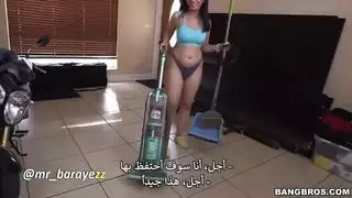 صاحب المنزل ينيك الخادمة الباكستانية وهي تنظف المنزل