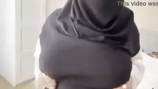 وأظهرت زوجة الصديق العربية الثدي