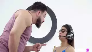 يصبح راتوك كايلي رطبة ووحشية مع عصا التحكم المتشددين