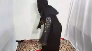 فتاة عربية مثيرة ترقص بشكل مثير وهي ترتدي الحجاب الأسود في المنزل، ديسي هندية وقحة أمروزيا تتحرك الثدي والحمار ترقص على الموسيقى العربية