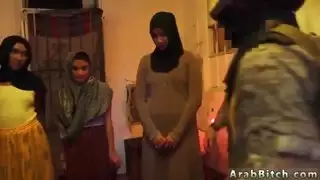 ربة المنزل العربية الشرجية توجد عجلات أفغانية!