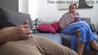 الجبهة المصرية العربية تتجاهل الرجل المنحرف الذي يظهر قضيبه الكبير لها