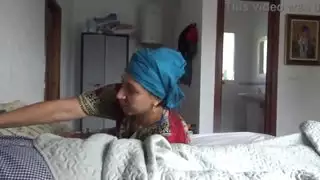 تتفاجأ خادمة فندق تركية عندما يعرض عليها أحد الضيوف ليرة مقابل مص قضيبه الكبير