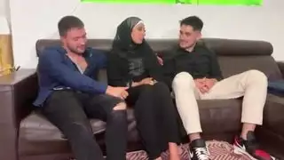 فتاة عربية تصاب بالجنون عندما تصل إلى إسبانيا وتريد اختراقًا مزدوجًا علياء ياسين