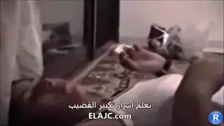 يقبل شفتي اخته الجميلة و يركب فوقها لينيكها