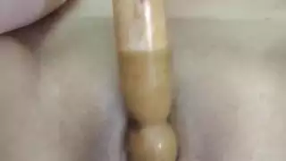 شابة عربية تسعد نفسها