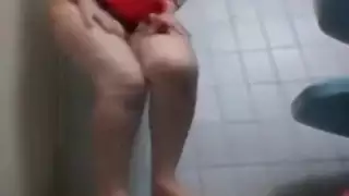 الجمال العربي يلعب على كاميرا الويب الخاصة بها