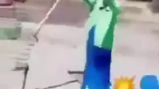 امرأة تحلق مع تعليق باللغة العربية