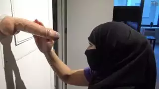 زوجة مسلمة عربية تحب مص الديوك الكبيرة غير المصقولة