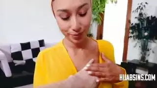 زوجة الأب العربية في الحجاب تعتني بابن الزوج