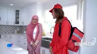 زوجة عربية مفلس تحتضن الحياة الحرام