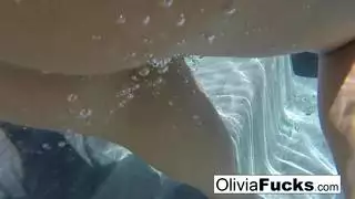 أوليفيا أوستن تصنع أفلام إباحية Xnxx في المسبح حيث تحبها كثيرًا