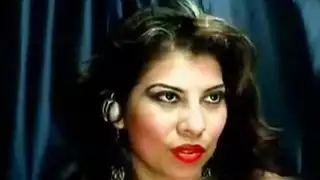 أمي العربية تعمل بوسها باللون الأحمر