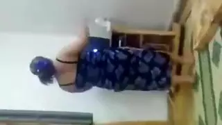 فتاة عربية ترقص على مؤخرتها الكبيرة