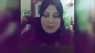 ينيك قحبة نائمة و جميلة تهيج له زبه و تسخنه