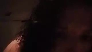 شاهد هذا الزوجين الأبيضين المثيرين وهي تمنحه أفضل اللسان في حياته بمهاراتها المذهلة في الرأس