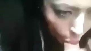 شرموطة جزائرية ترضع الزب في المقعد الخلفي لسيارة