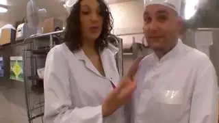 النادلة العربية تضاجع الشيف في مطعمه !!! الهواة الفرنسية