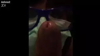 فتاة عربية محصورة تمتص الحجر الصحي لفيروس كورونا كوفيد