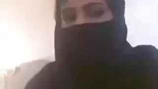 فتاة عربية تظهر الثدي على كاميرا الويب