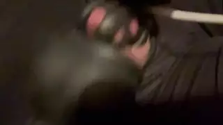 علق مسمار في الأسود يصبح غريبًا مع مؤخرته وهزازه