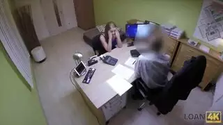 رجل يدعو عشيقته لممارسة الجنس على مكتبه