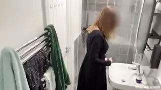 يا إلهي! لم أكن أعلم أن الفتيات العربيات يفعلن ذلك أمسكت بفتاة عربية مسلمة ترتدي الحجاب وهي تمارس العادة السرية في الحمام