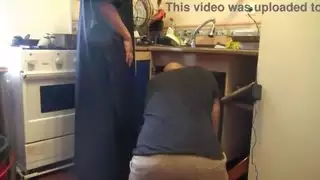 سباك يمارس الجنس مع زوجة الديوث المسلم في مطبخها لأنها لا تملك المال