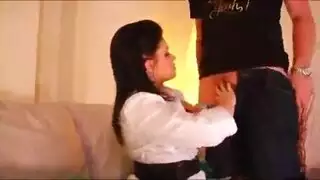 يشارك زوجته المكنة مع صديقه ويركبها من خلفها بالوضع الفرنسي