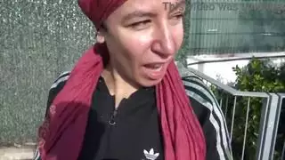 زوجة تركية تخون زوجها البريطاني مع الديك الأسود الكبير