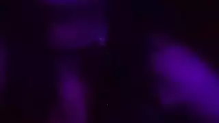 مربوطة في غرفة الظلام مع هزاز ليل