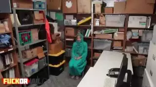 غريب عربي في سن المراهقة يحب الطرق بأسلوب هزلي