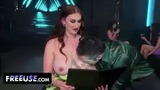 جبهة مورو تجميع قدم جيسي روجرز، ناتالي بروكس، ديانا جريس، كايلا كايدن، سيلينا لوف