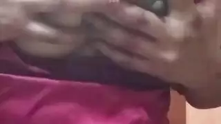 فتاة عربية شابة مدمنة على مهبلها
