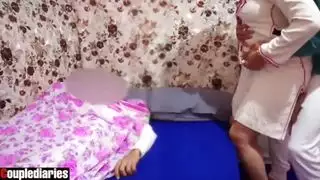 الحجاب العربي زوجة الغش هي تمارس الجنس مع صديق بينما زوجها