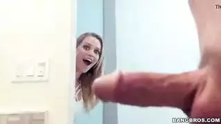 اخت هتتجنن علي زب اخوها عندما رأته عاري في الحمام سكس اخوات